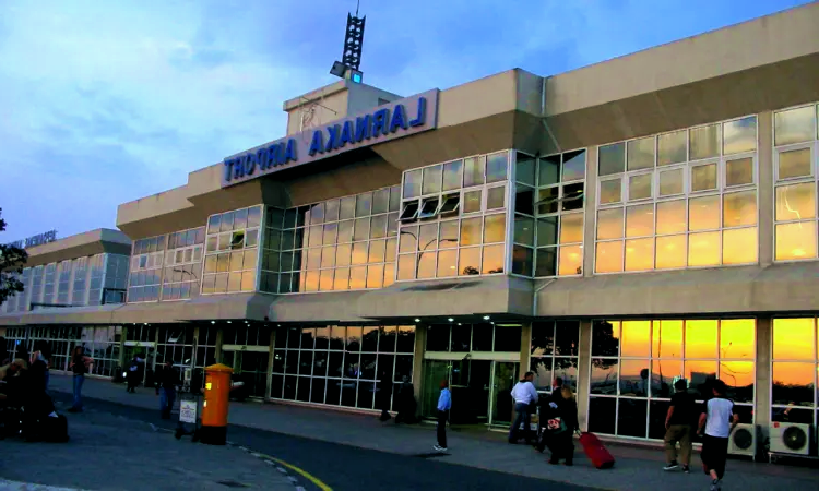 مطار لارنكا الدولي