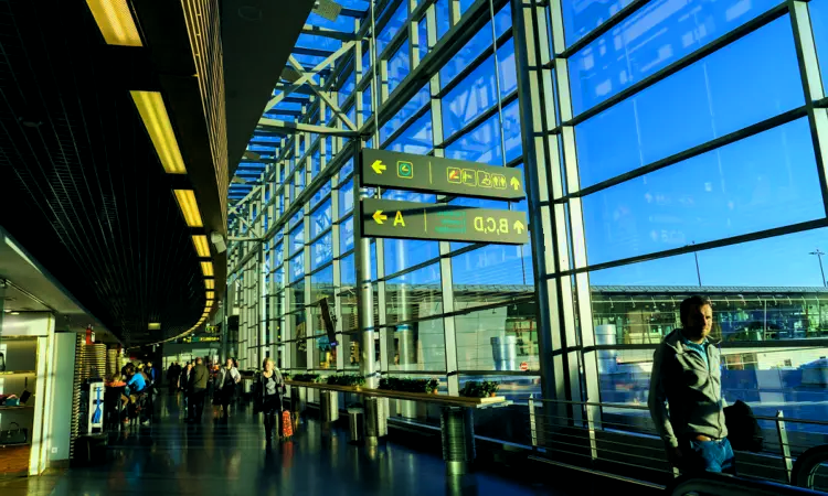 مطار ريغا الدولي