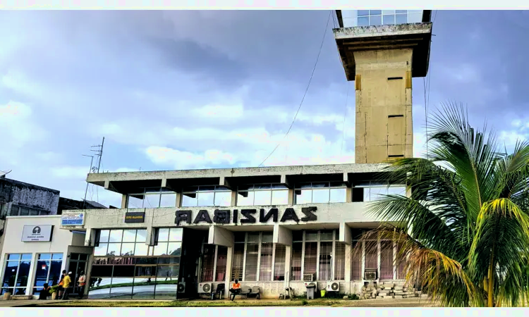 Международный аэропорт Абейд Амани Каруме